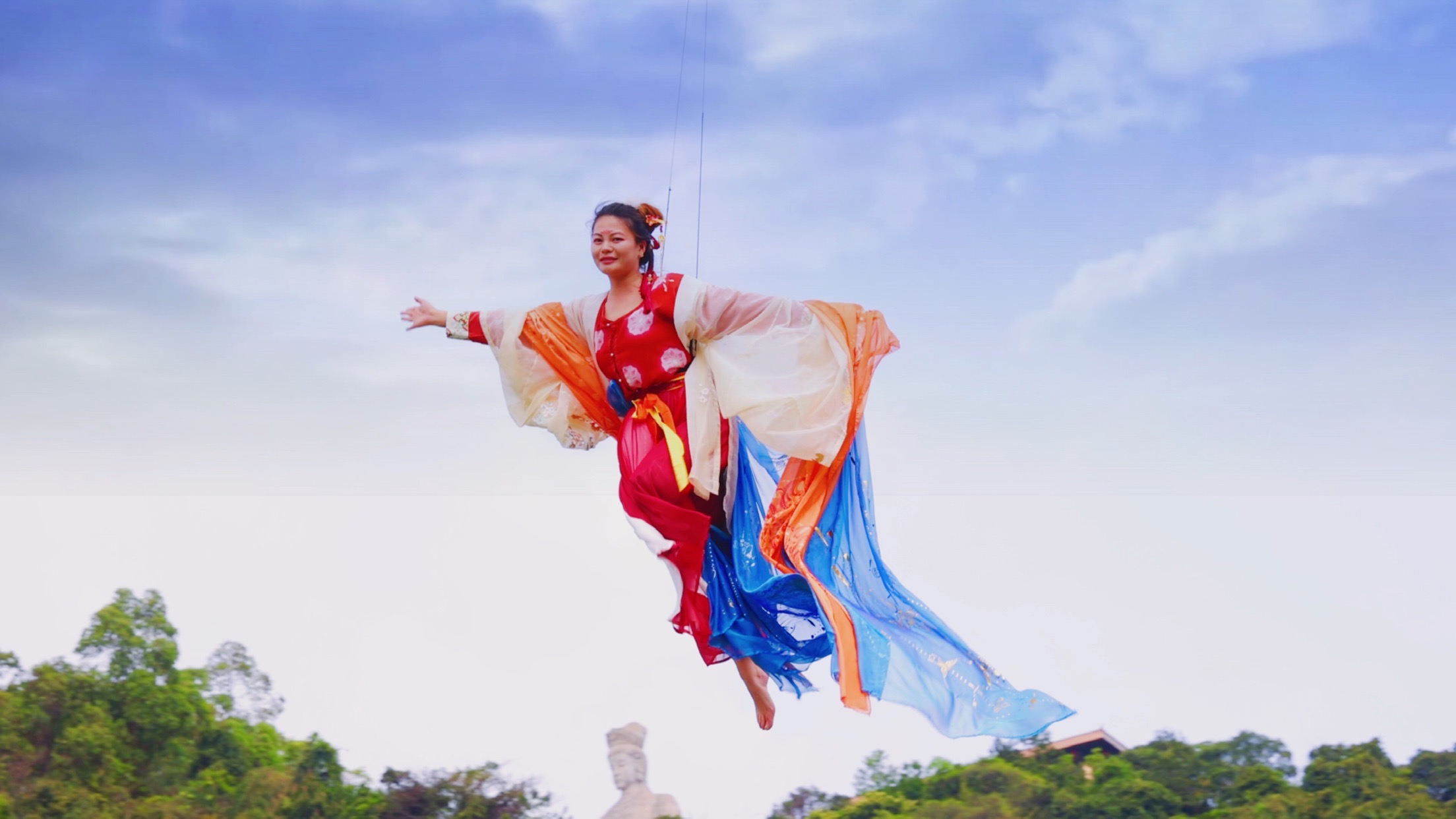 广东景区飞天威亚火了,穿上汉服圆武侠梦