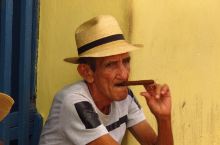 古巴抽雪茄的老人