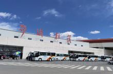 拉萨贡嘎国际机场，国内高海拔机场之一，海拔3k+，从机场到市区可以坐机场大巴，大约1个半小时可以到达