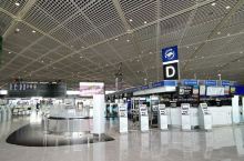 空荡荡的成田机场，焦急等待的回国人群。