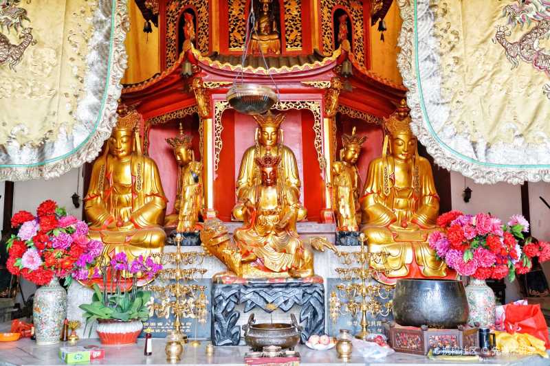 九华山人气最高的地方就要数月身宝殿了,据说这里是地藏菩萨生前讲经