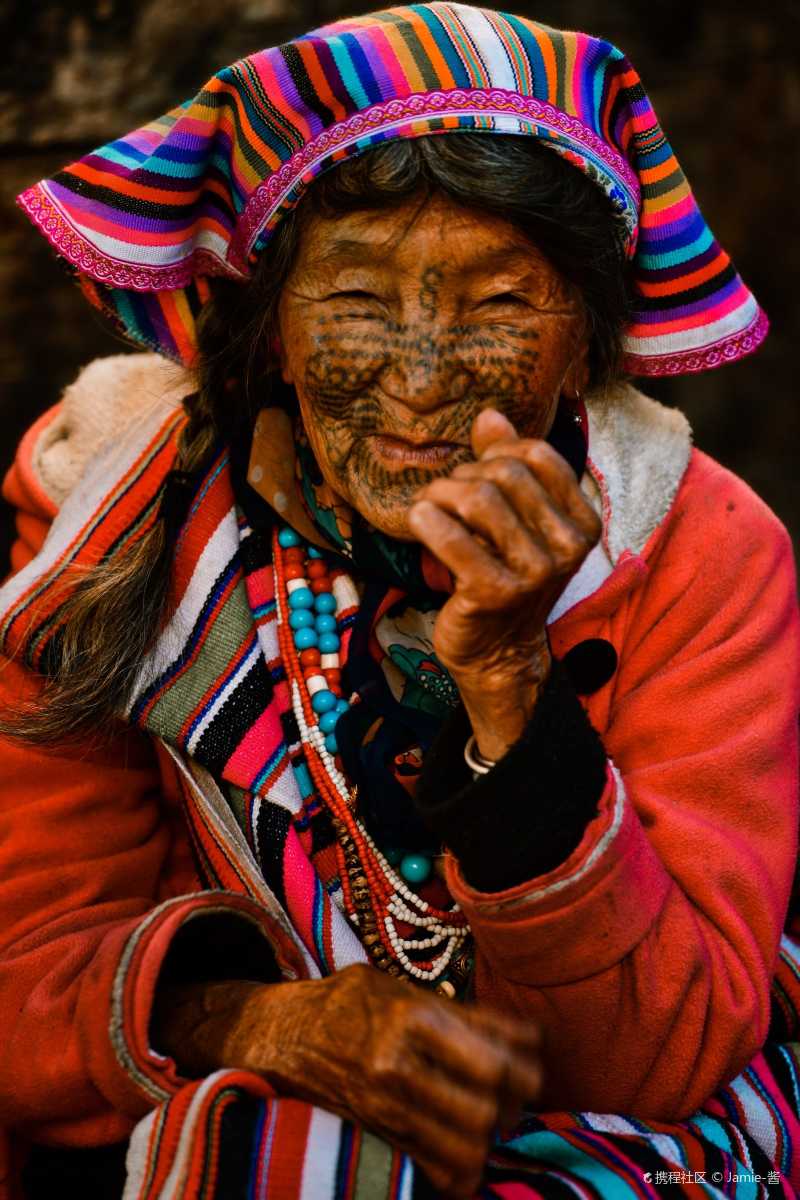云南怒江满脸刺青的神秘民族独龙族纹面女