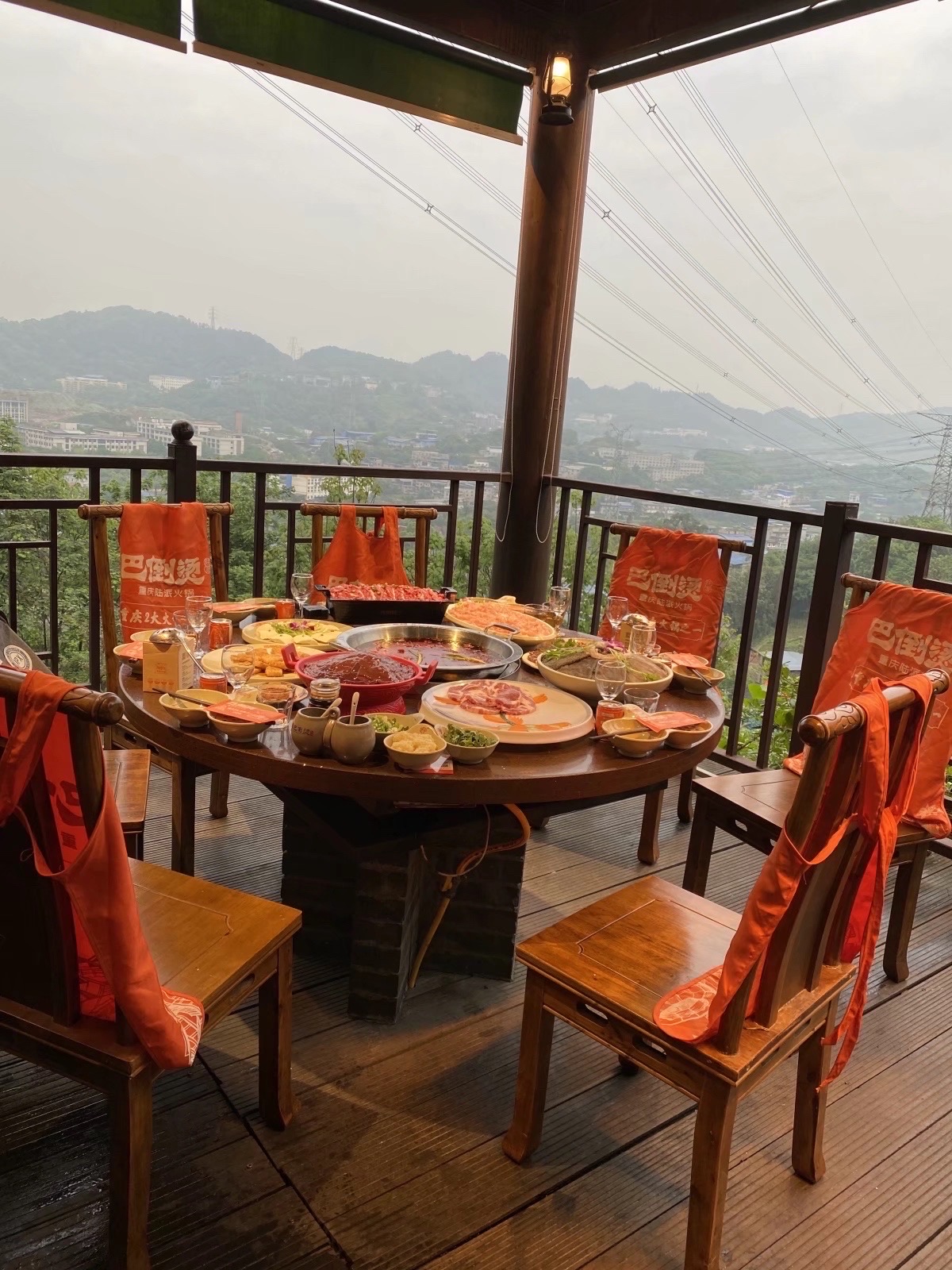 卧虎藏龙绵延起伏的南山,既有美不胜收的风景,还有很多重庆知名的火锅