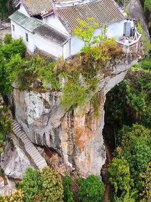 福建平和朝天寺灵通山下有座寺院,建立在巨石之上,这里是福建平