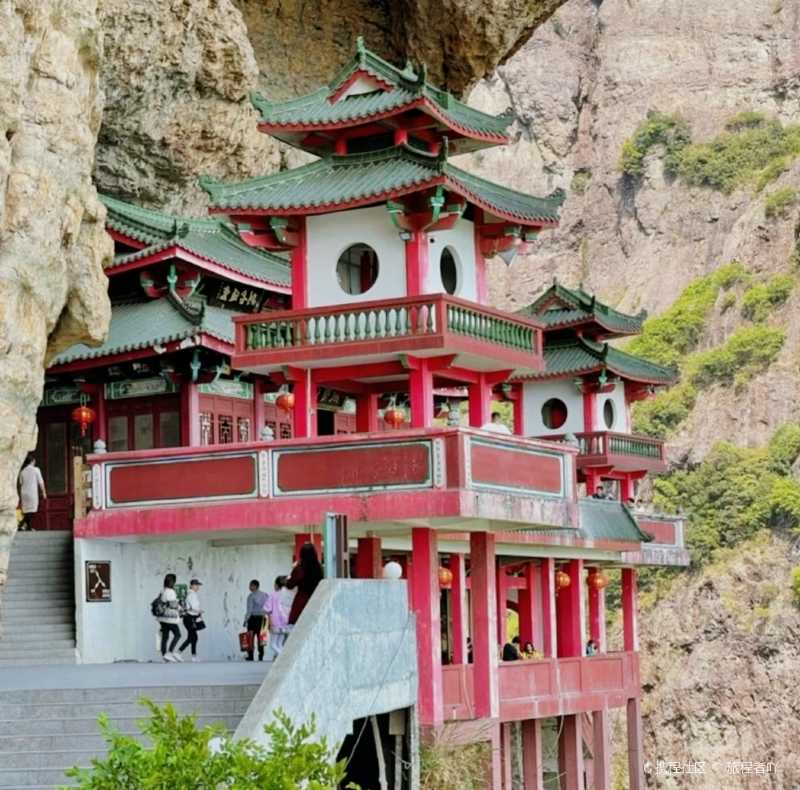 福建平和朝天寺灵通山下有座寺院,建立在巨石之上,这里是福建平