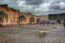 摩洛哥皇家马厩和粮仓位于梅克内斯古城旁，300多年前，传说穆拉伊.伊斯梅尔君主不仅英勇善战，而且还特