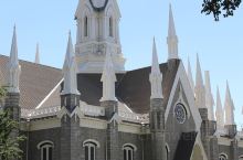 盐湖城 聚会堂 聚会堂是圣殿广场上外观最华美，色彩最绚丽的一座建筑物，建于1877 年。如今，聚会堂