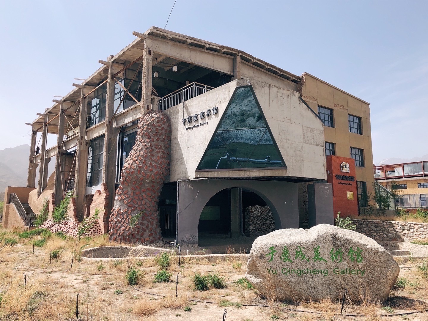 在贺兰山脚下,有一块废弃的工厂,现在成为1958艺术区,在这里落魄艺术