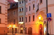 布拉格是捷克首都，是欧洲最美丽的城市之一 。其最著名的广场是老城广场。 老城广场的中心是扬·胡斯雕像
