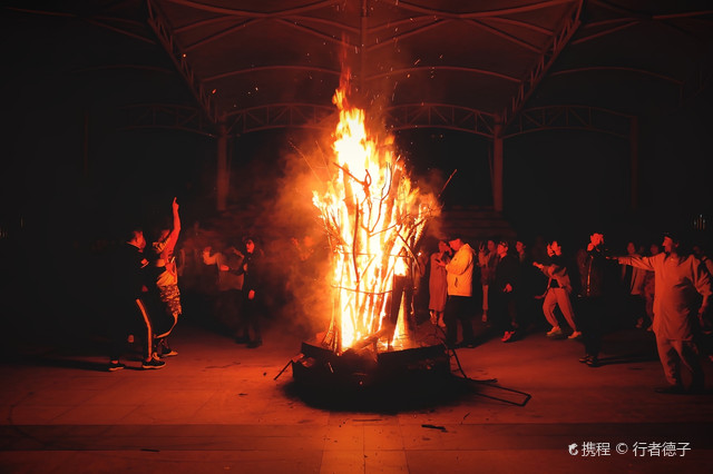 北甘旗露营地 盛夏七月篝火晚会 携程氢气球