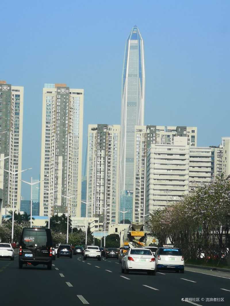 广东深圳市高楼林立绿树成荫