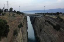 希腊的科林斯运河（Corinth Canal）在希腊南部科林斯地峡上，横穿希腊科林斯地峡的一条运河，