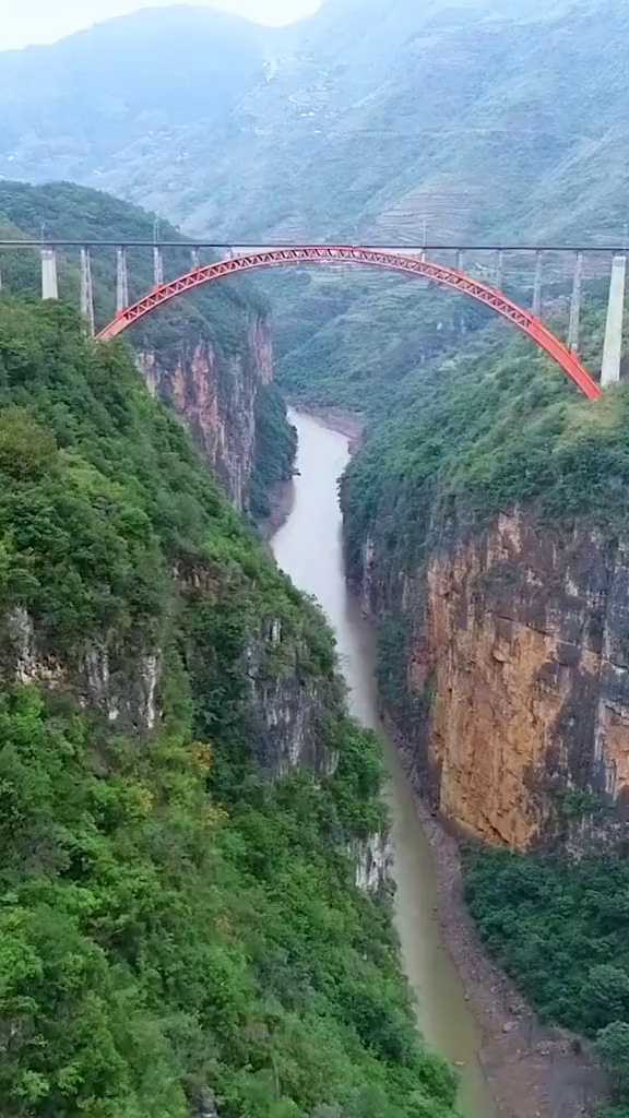 世界第一高桥在中国贵州北盘江大桥