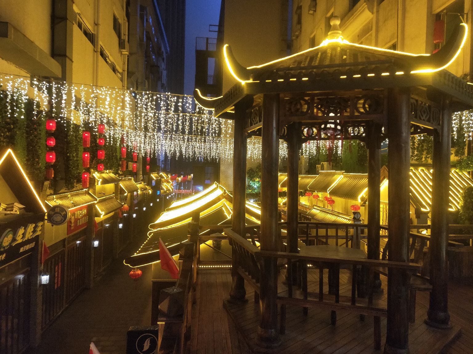 【携程攻略】景点,亮点特色:去年新开的美食街,夜景非常漂亮,我这是