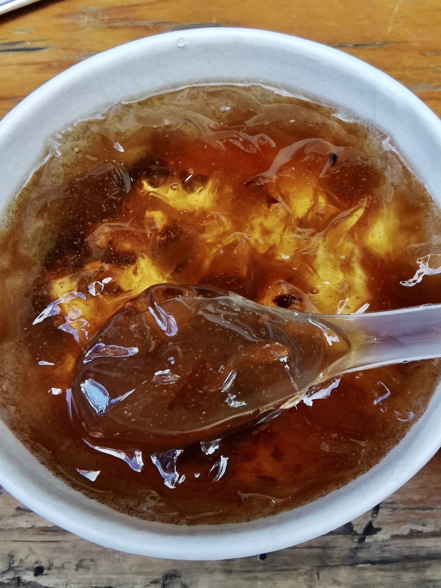 本地特色菜有:白族石板烧烤,稀豆粉,汽锅鸡,野生菌,洱海海菜,木瓜水