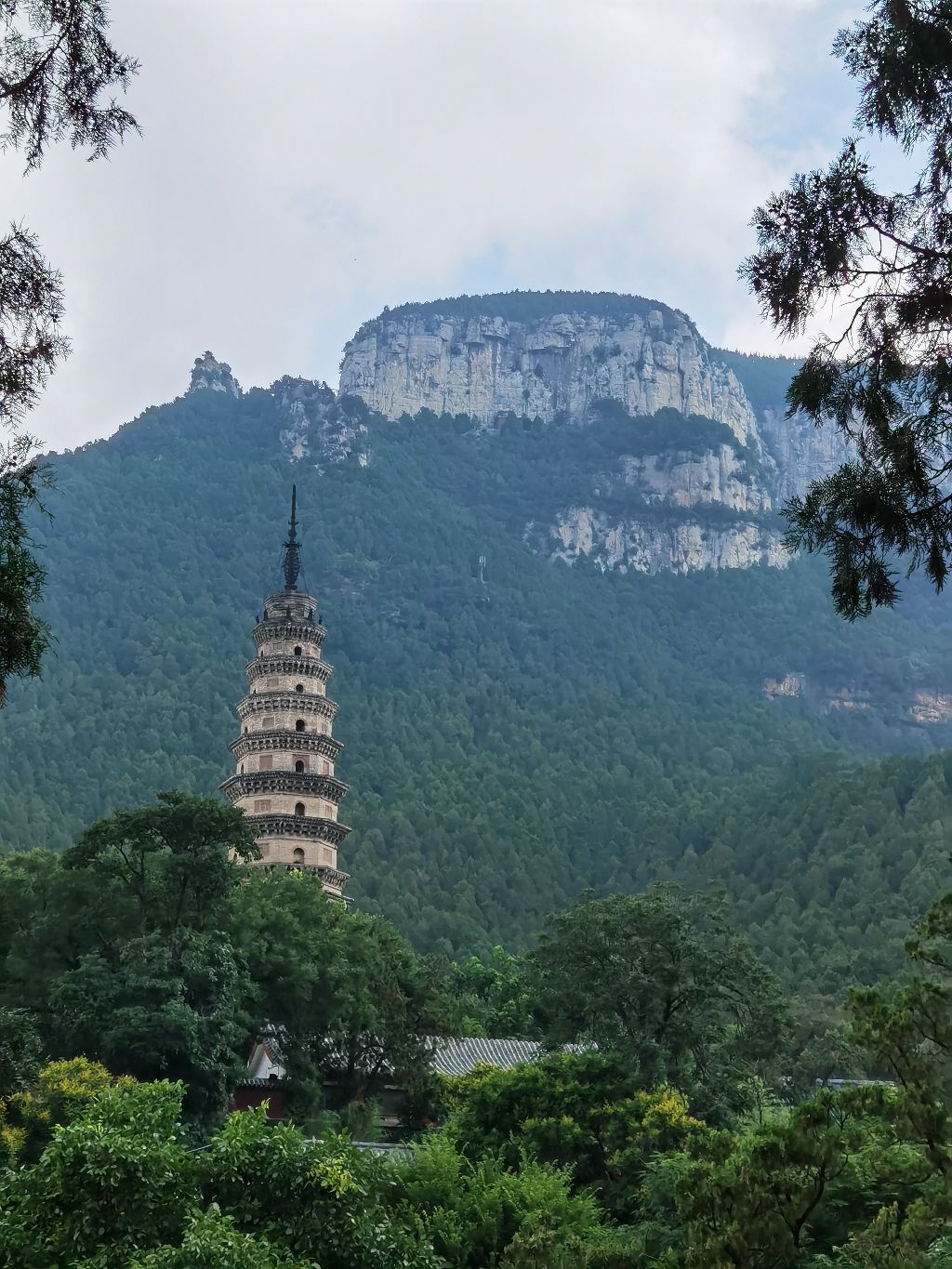 【景點攻略】
詳細地址:靈巖寺位於濟南市南長清區萬德鎮,泰山