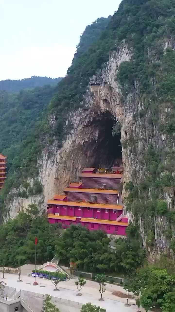 兴义万佛寺天然洞穴寺院包容的弥勒佛