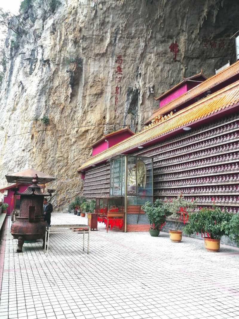 兴义万佛寺天然洞穴寺院包容的弥勒佛