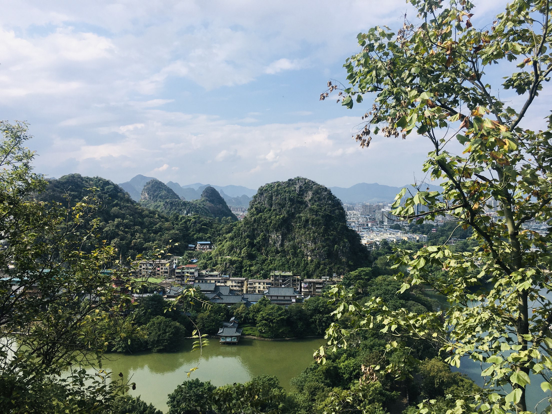 【携程攻略】桂林叠彩山景点,穿过滨江路就是叠彩山入口,一路沿着江边