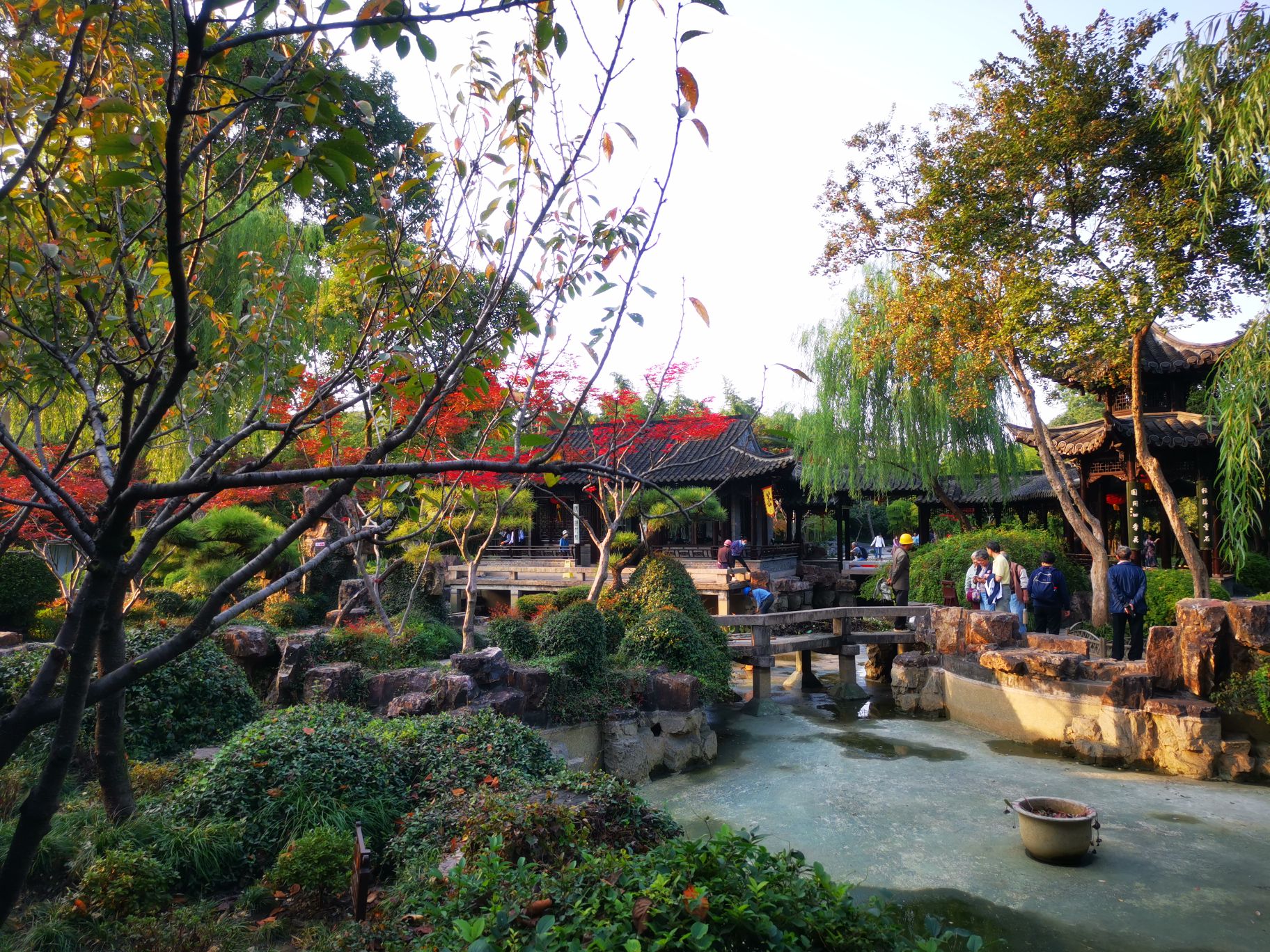 个园以叠石艺术著名,笋石,湖石,黄石,宣石叠成的春夏秋冬四季假山,融