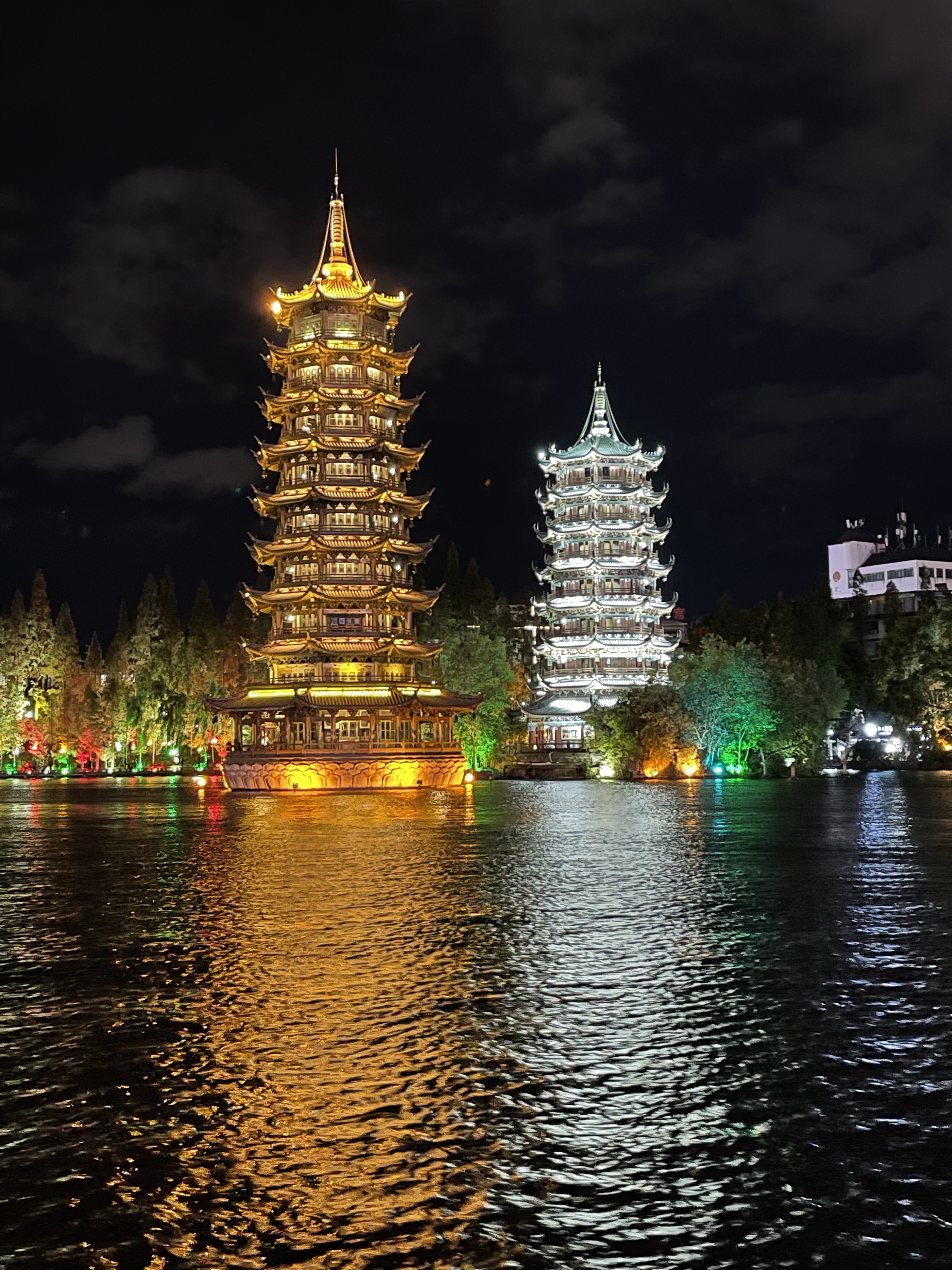 【携程攻略】桂林日月双塔景点,双塔是两江四湖的代表建筑，晚上去景色相当漂亮，湖水环绕和簇拥双塔…