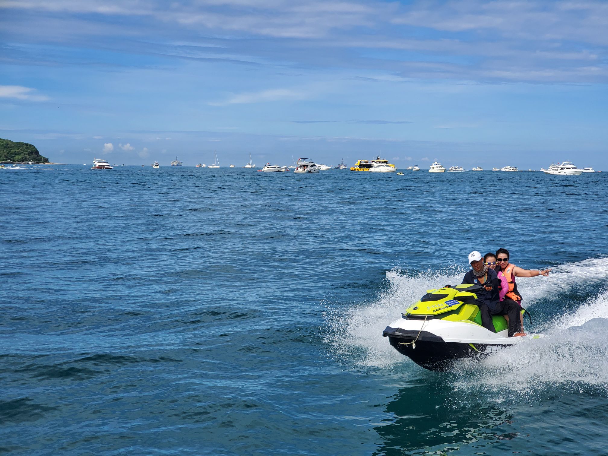 鸿洲国际游艇会出海体验