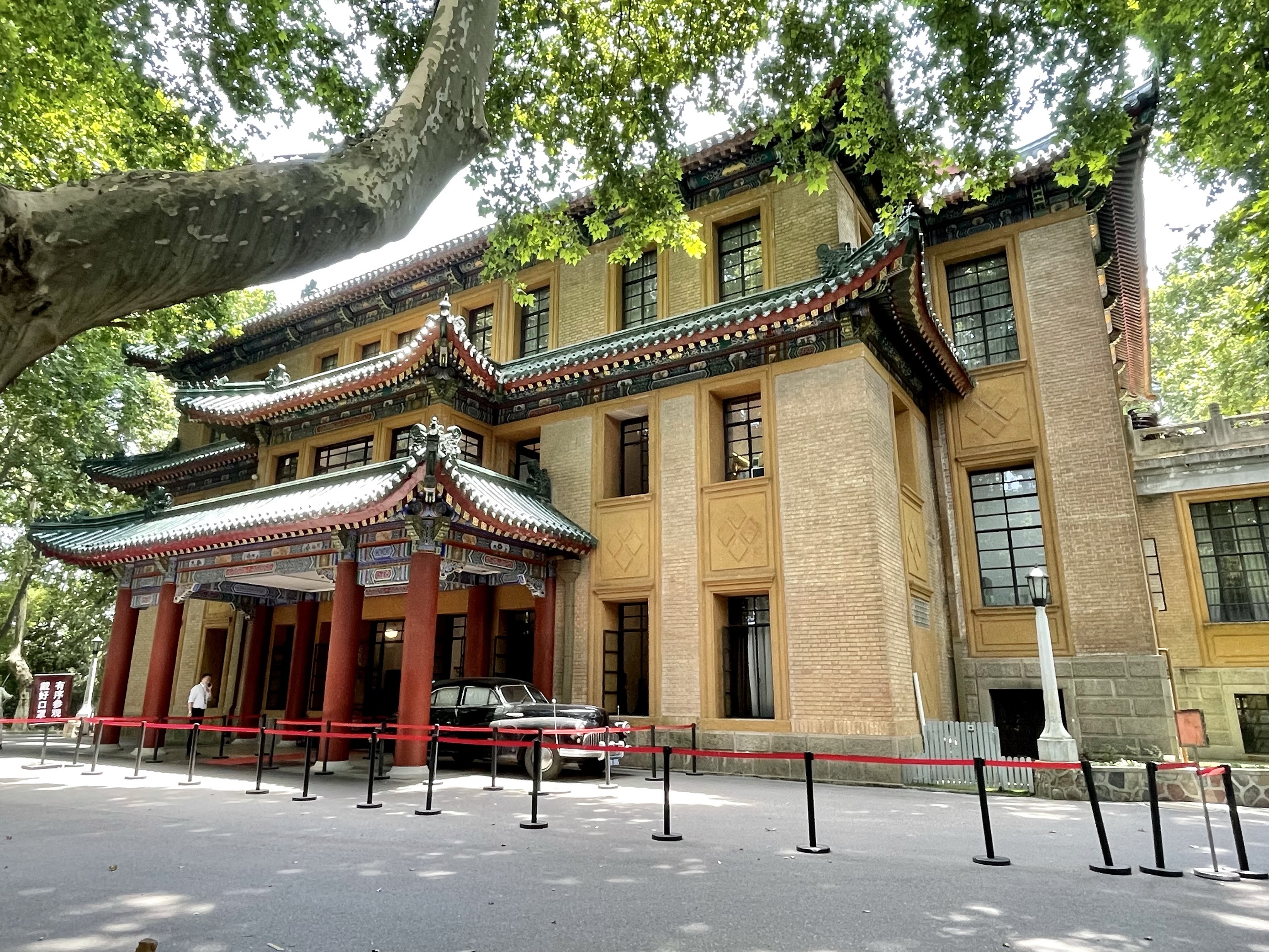 参观了钟山风景区的美龄宫,从建筑上看,汇集了中国古典建筑色彩美学