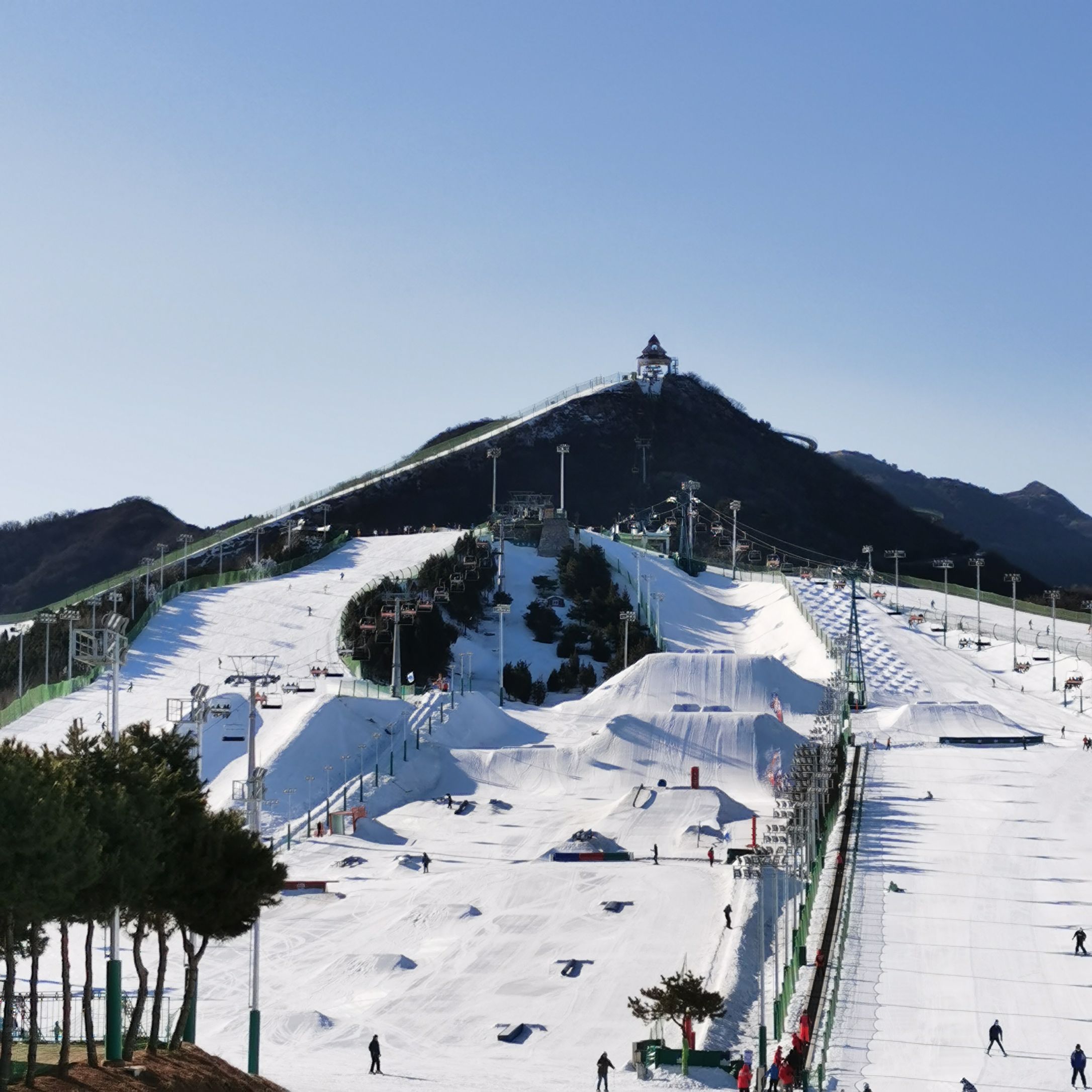 我认为是最好的一个滑雪场,雪场面积大,雪道宽阔,单双板滑道区分明显