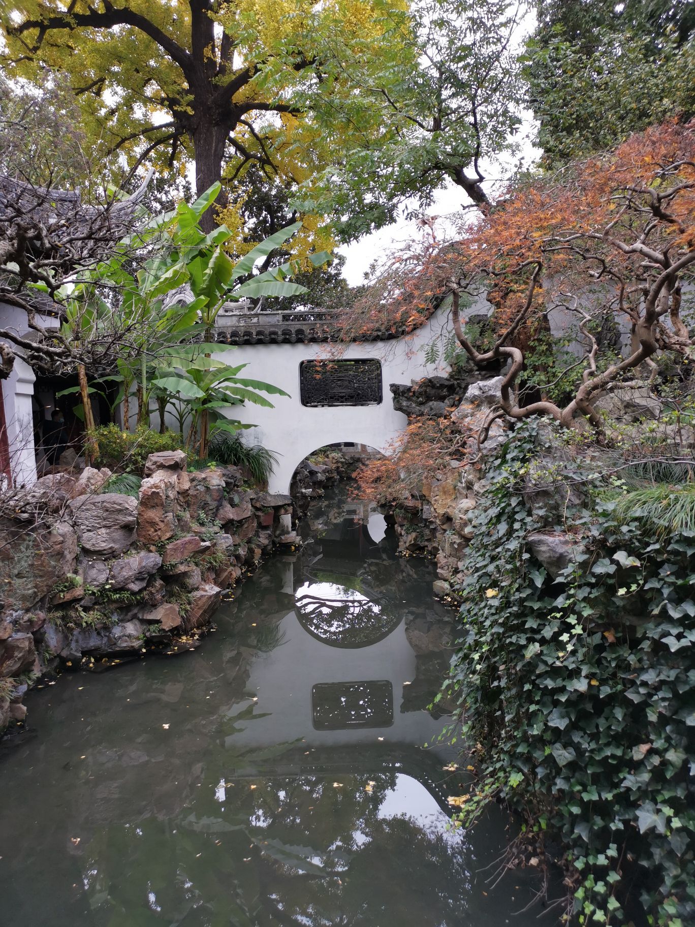 豫园景点,挺大的,但是没什么自己的特色,像个大杂烩,没有苏州园林的