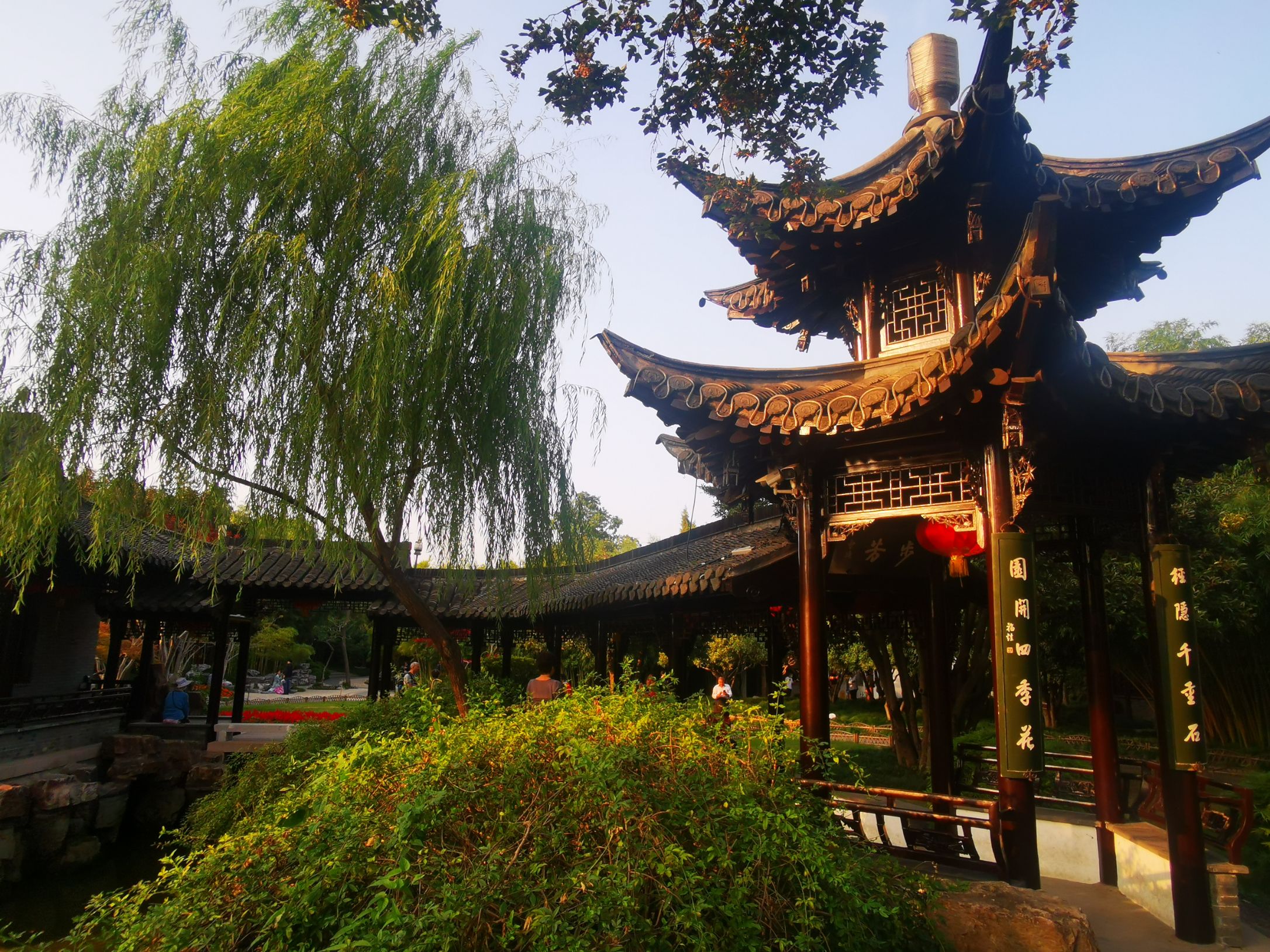 个园以叠石艺术著名,笋石,湖石,黄石,宣石叠成的春夏秋冬四季假山,融