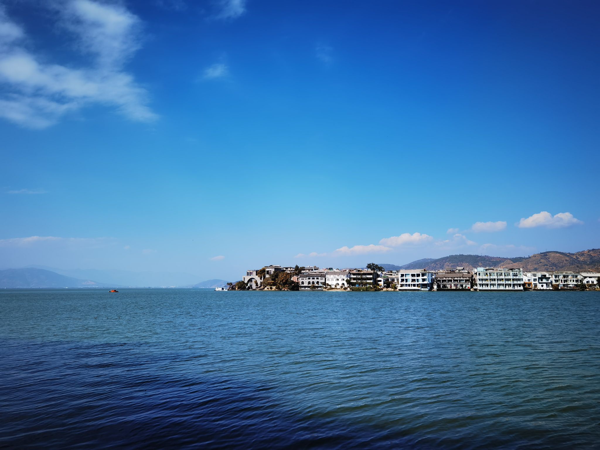 在双廊码头坐船两三分钟就到,岛不大,但景色很好,有电瓶车,不过步行