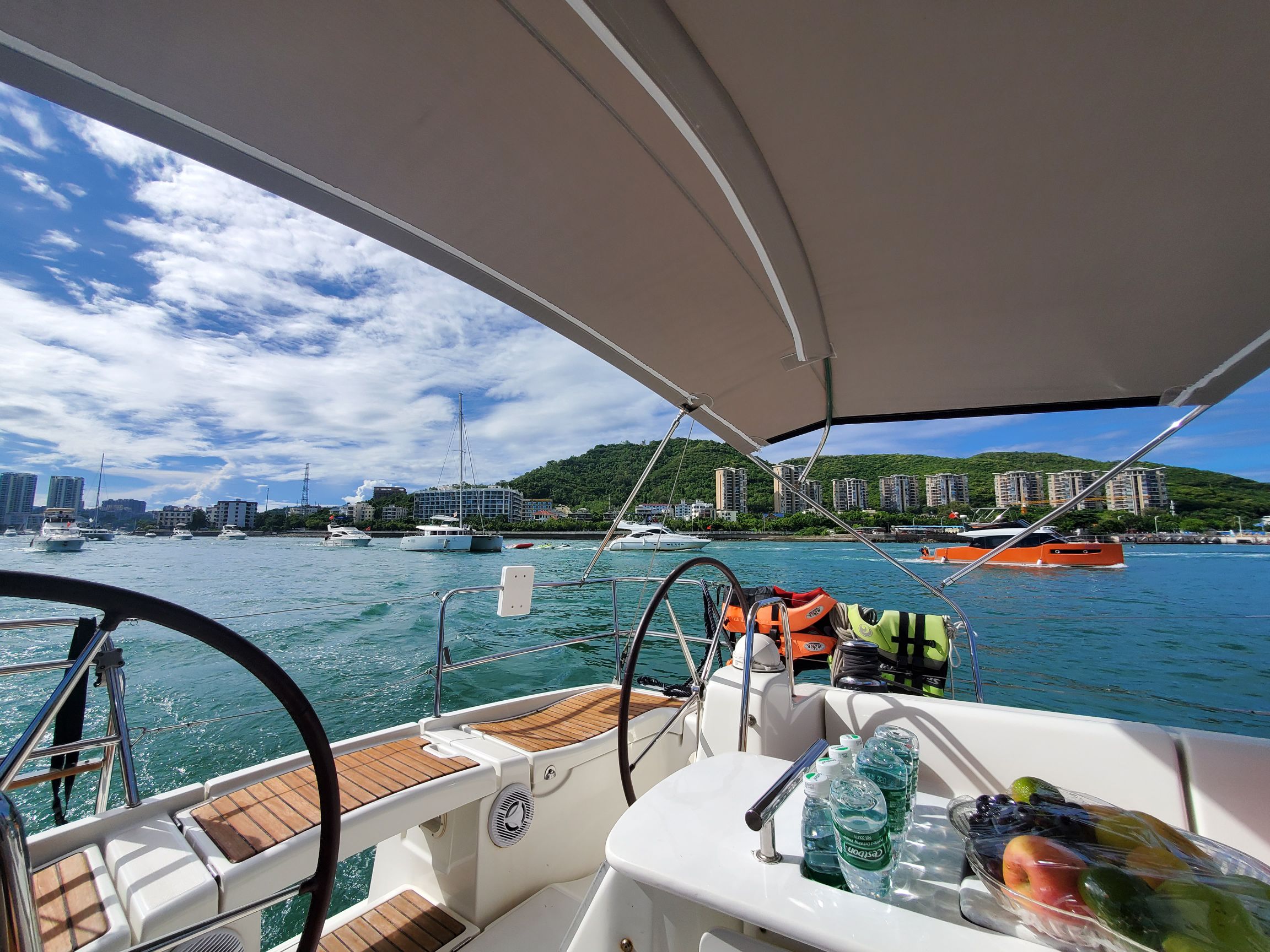 鸿洲国际游艇会出海体验