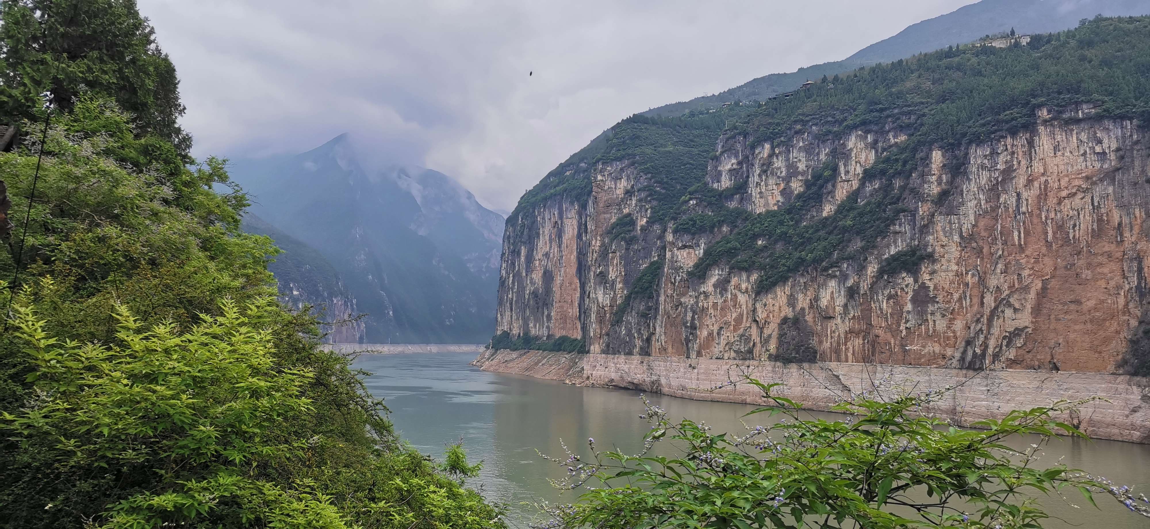 白帝城为全国重点文物保护单位国家4a景区三峡的著名游览胜地观"夔门