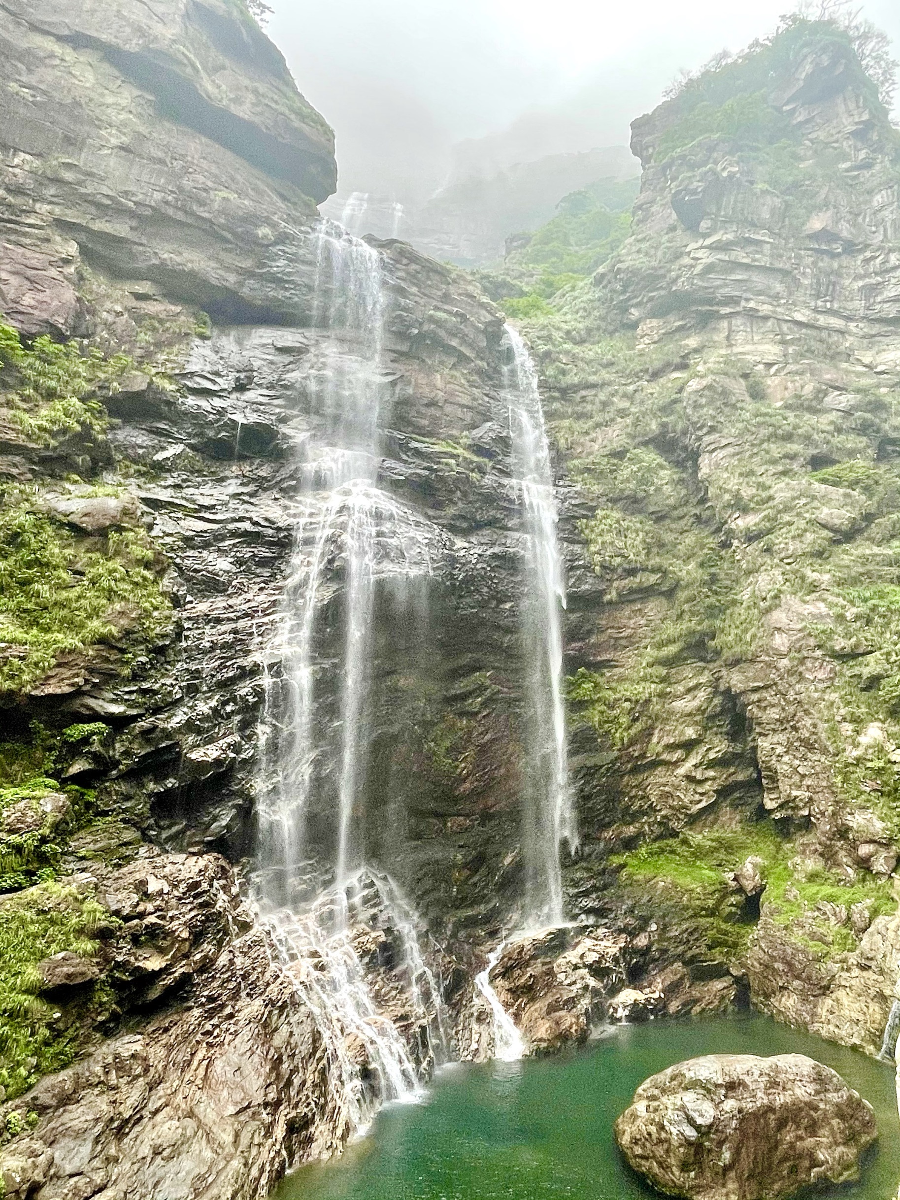 总体感觉:庐山风景区分为西线和东线西线较为轻松,景色不