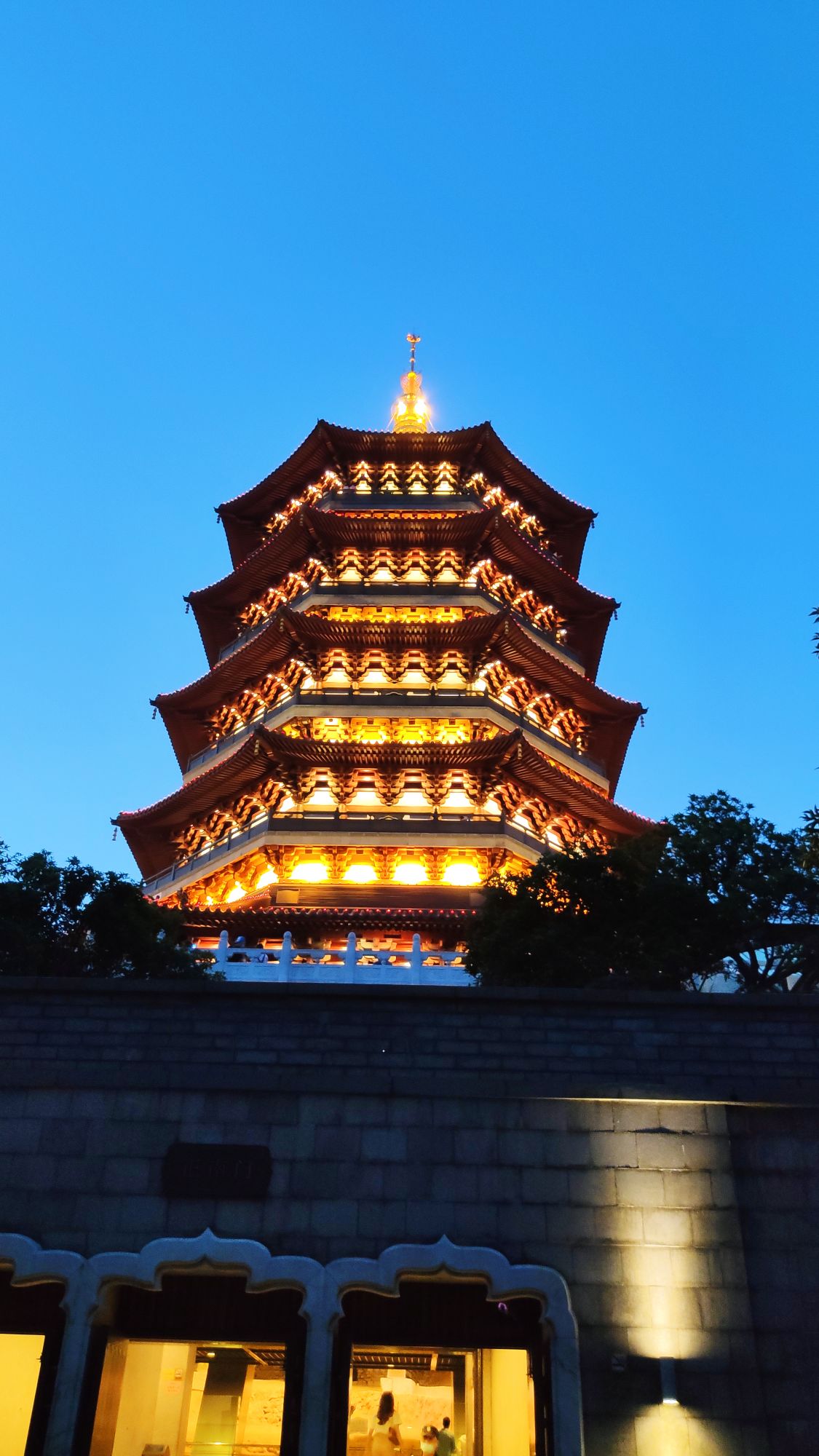 雷峰塔上的风景特别美,误打误撞的赶在了夕阳的时候登顶,风景简直不要