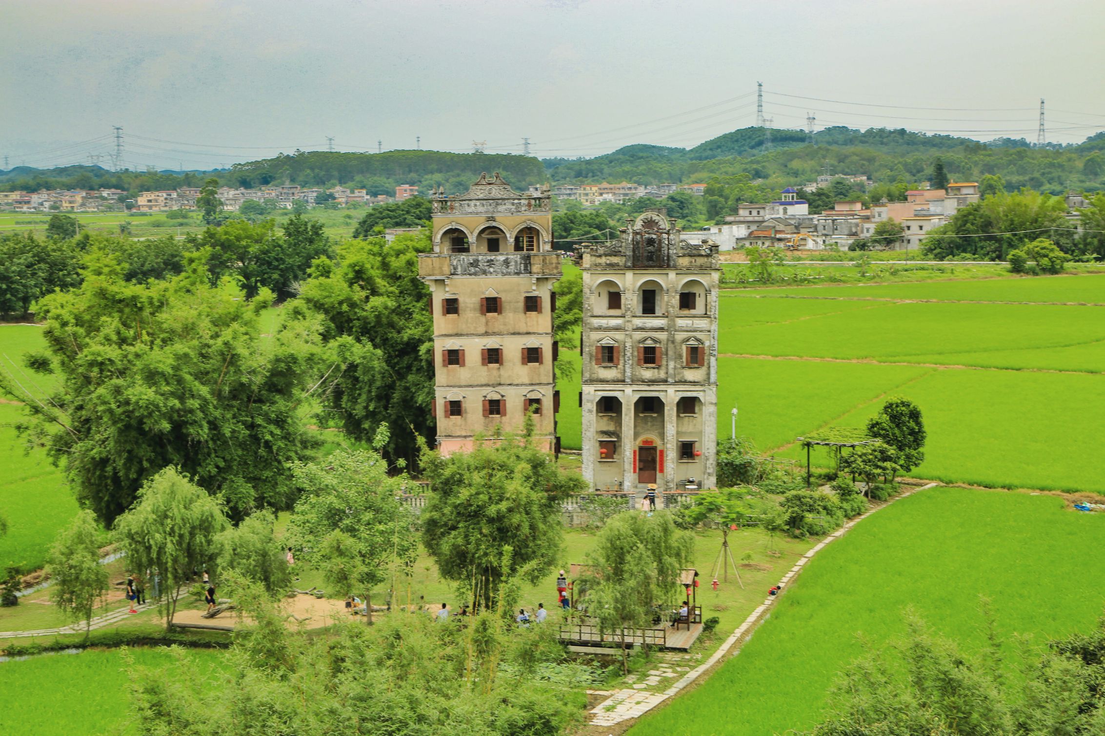 就在自立村是周围几个看碉楼的景区里面最有特色的楼也比较完善,景区