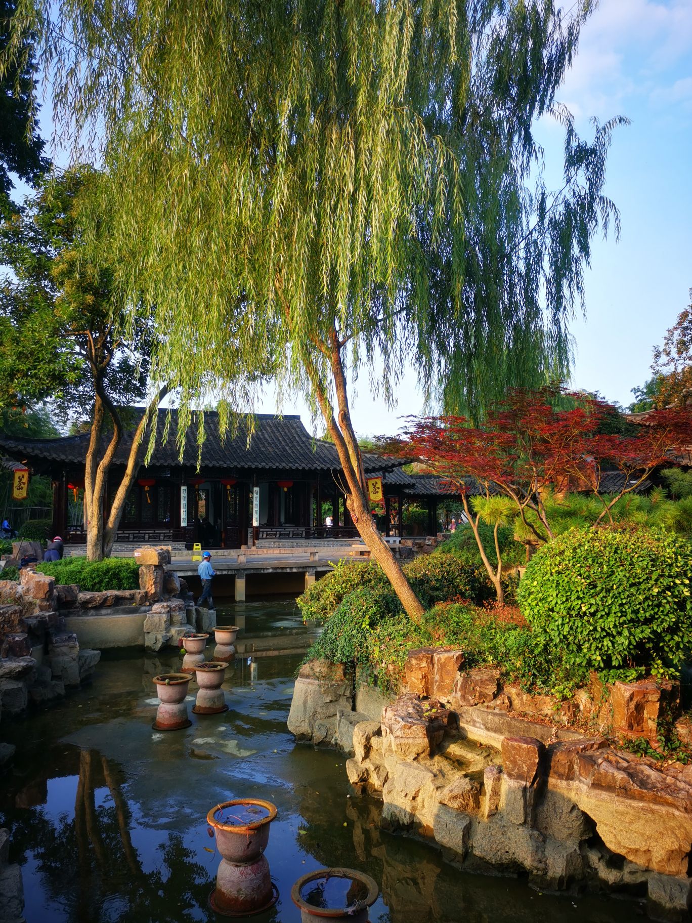 个园以叠石艺术著名,笋石,湖石,黄石,宣石叠成的春夏秋冬四季假山,融