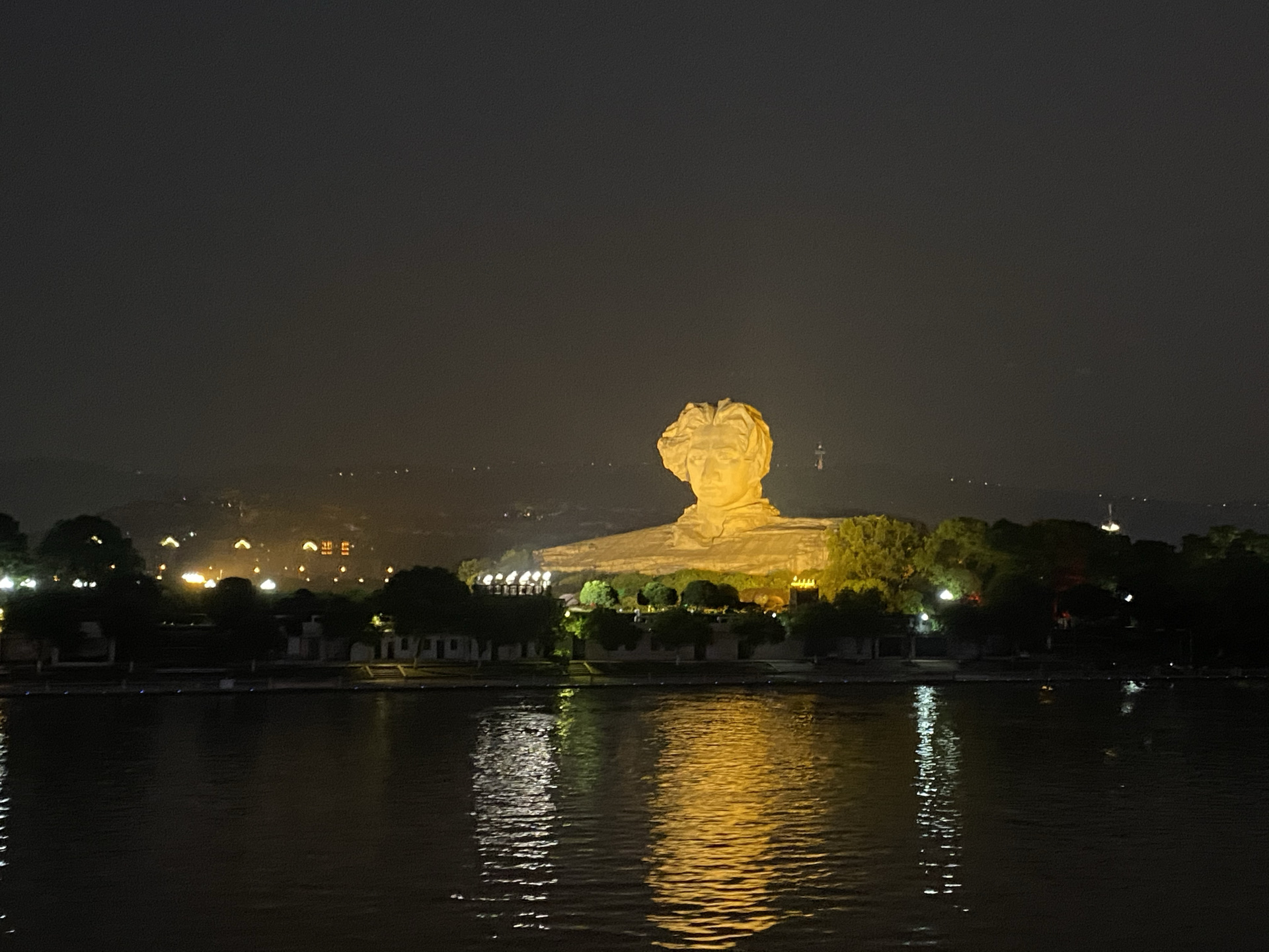 攜程上買好票,到了橘子洲頭,換票很方便,夜遊湘江郵輪可以免費乘坐