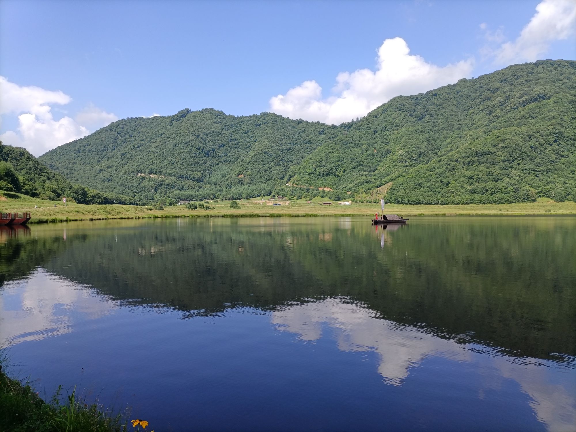 大九湖好美,也很大,可以在里面玩一天,景区里的小火车和大巴是可以