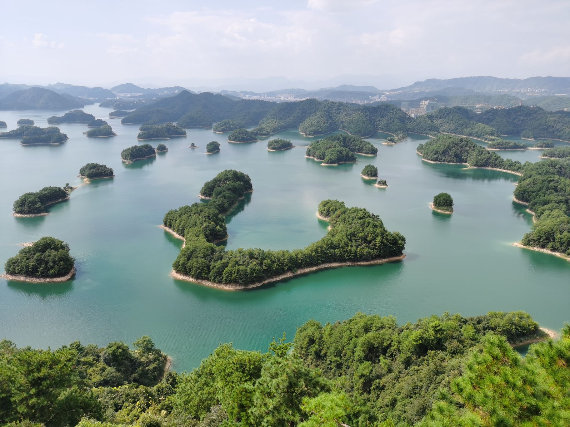 千島湖東南湖區的桂花島,天池島,黃山尖組成.