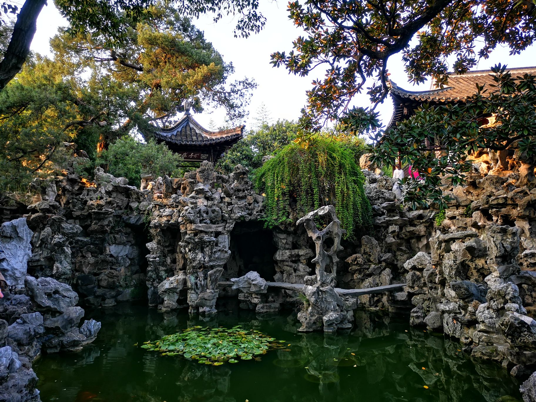 个园以叠石艺术著名,笋石,湖石,黄石,宣石叠成的春夏秋冬四季假山,融