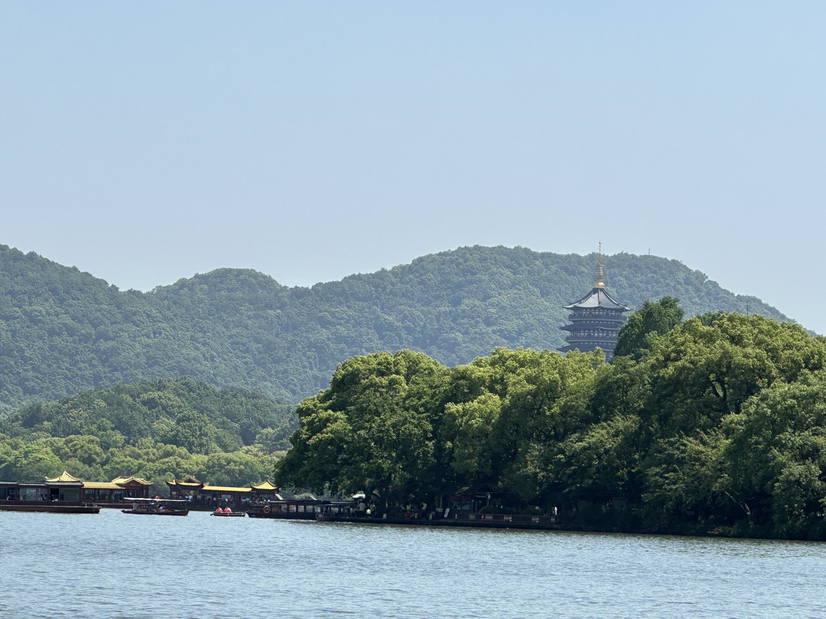 “五一”假期 杭州西湖边“最美人墙”温暖上新-大河新闻