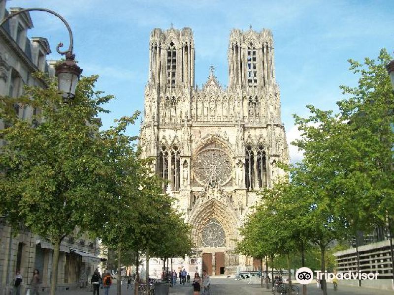 蘭斯大教堂(reims cathedral)塔頂的遊客將有幸欣賞到一件哥特式建築