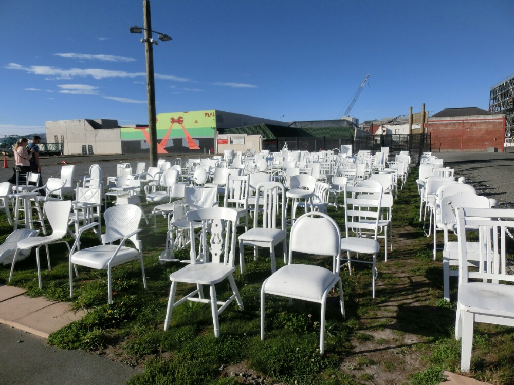 为纪念逝世者的185张白色椅子图片