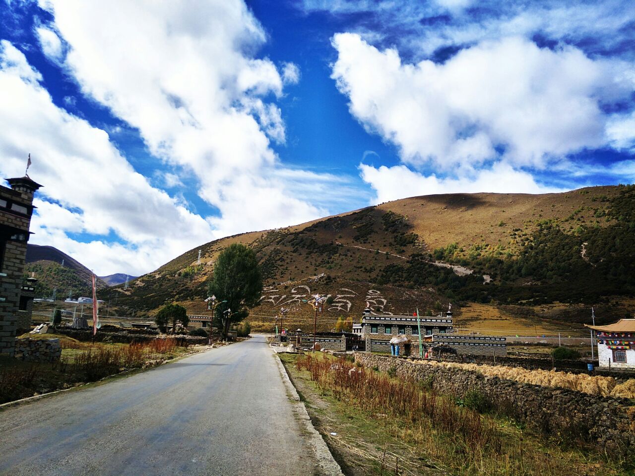 桑堆小镇在乡城和稻城之间,风景很美.