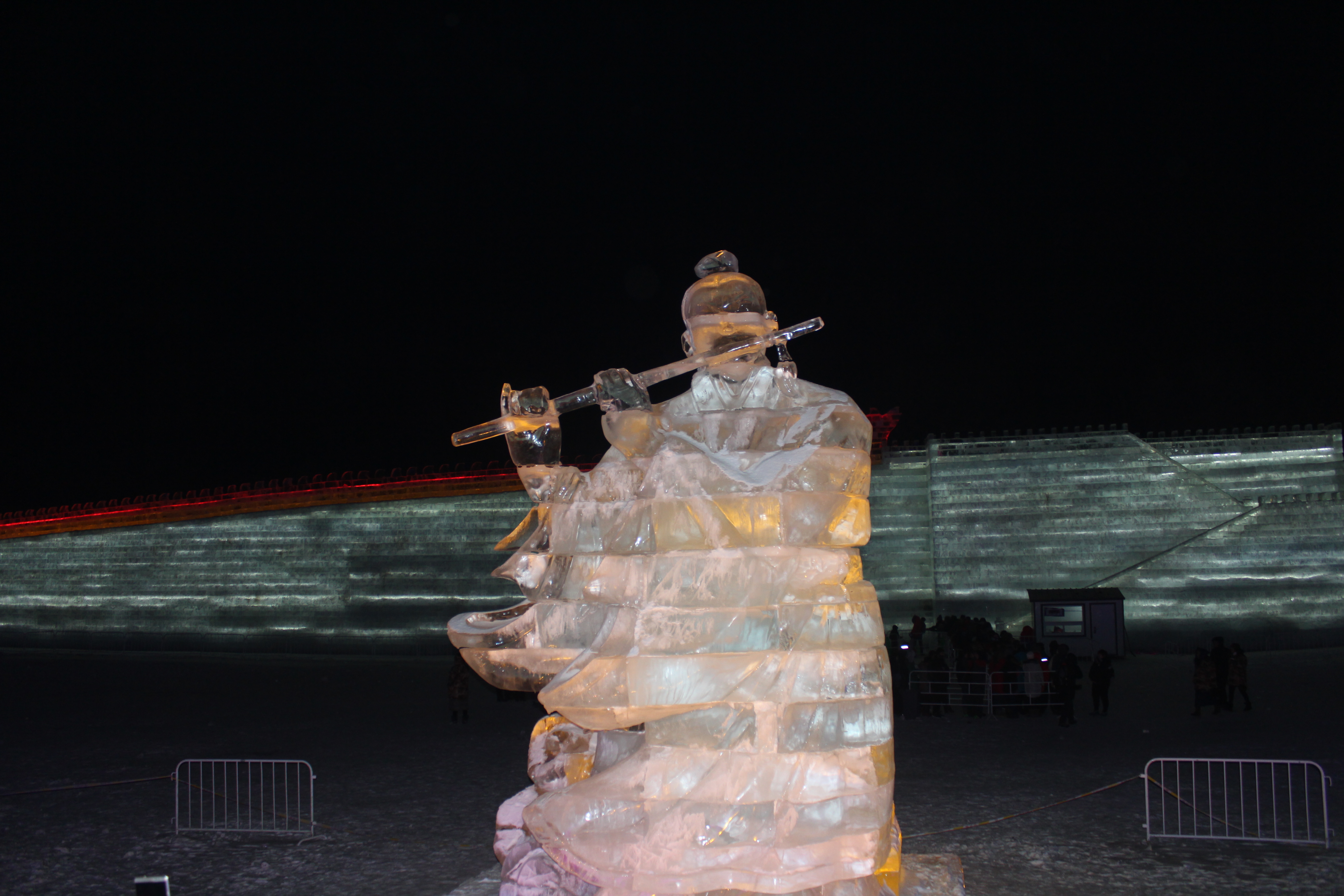 冰雕做的非常好,晚上非常漂亮,孩子玩滴非常高兴.