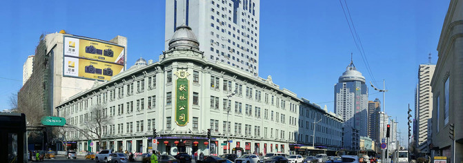 酒店出門地鐵口(博物館站),周圍有松雷商業,新世界百貨,遠大購物中心