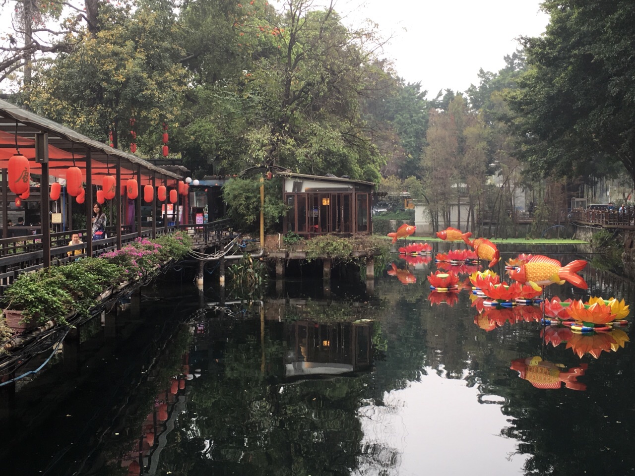唐荔园酒家位于黄沙大道如意坊,在荔湾湖公园和荔枝湾涌旁边,酒家四