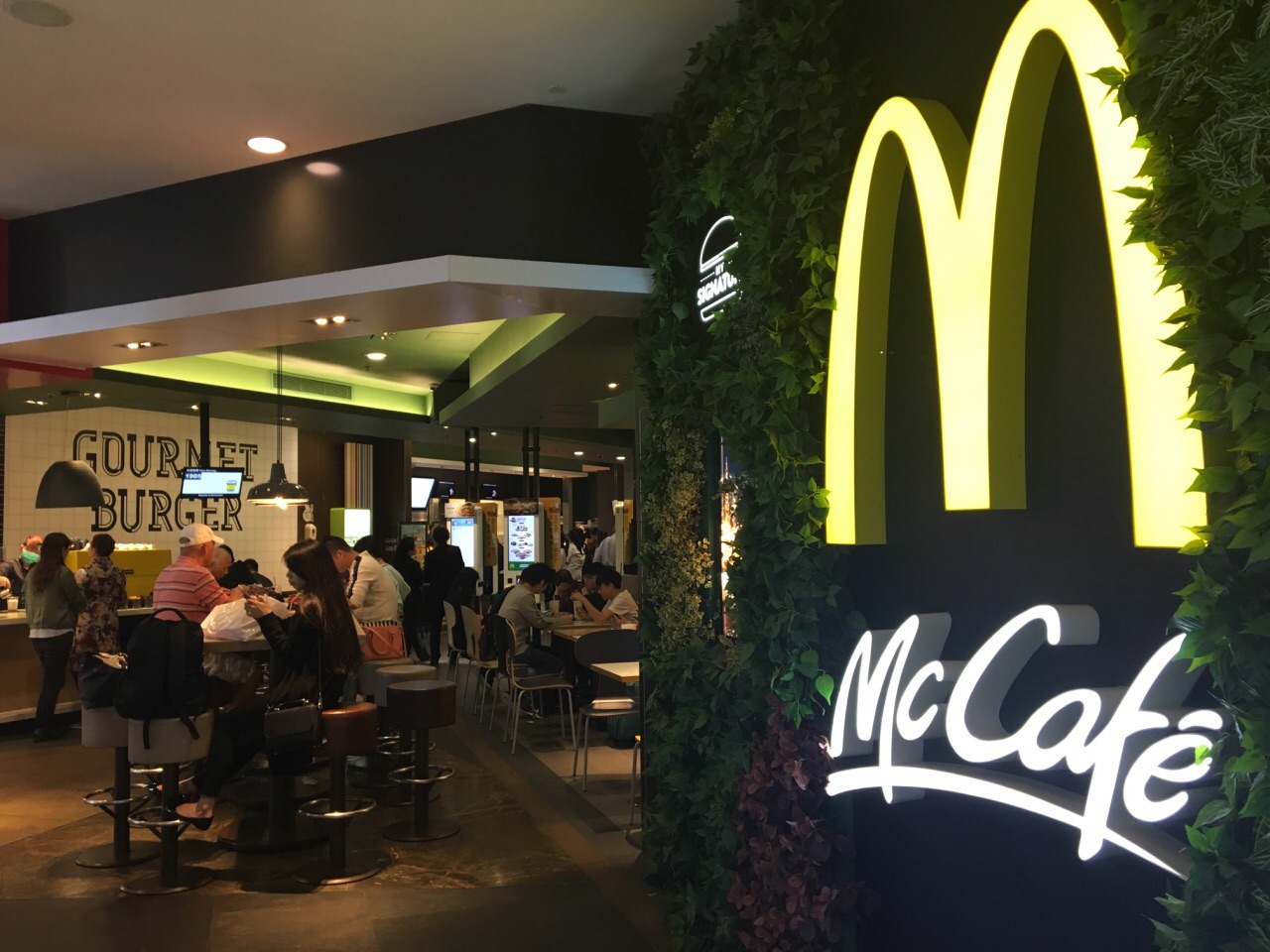 朗豪坊的这家麦当劳,在非用餐高峰期的时候,还真不像家快餐店而更像是