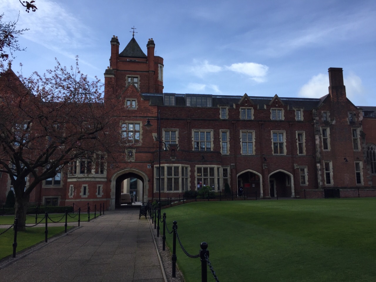 我们参观的英国贝尔法斯特女王大学又名 贝尔法斯特女王大学(queen&